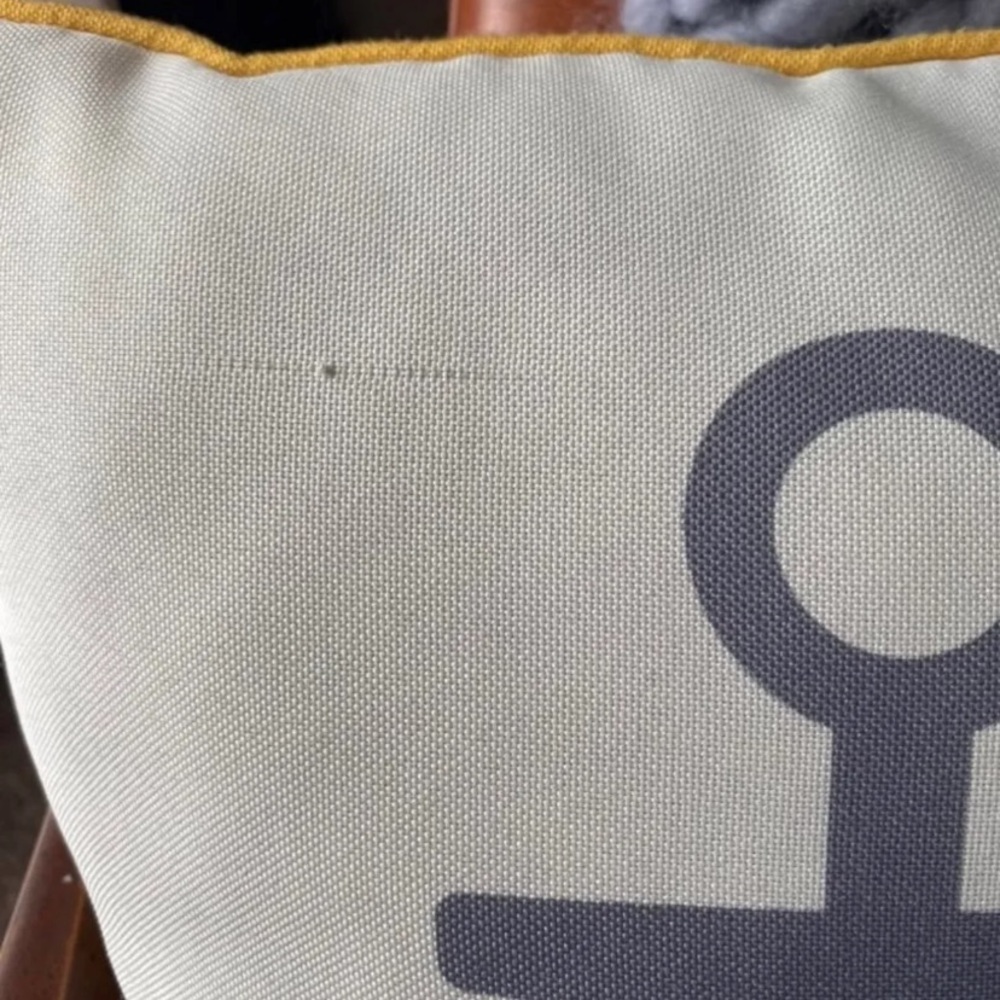 Throw pillow - Picture 4 of 4